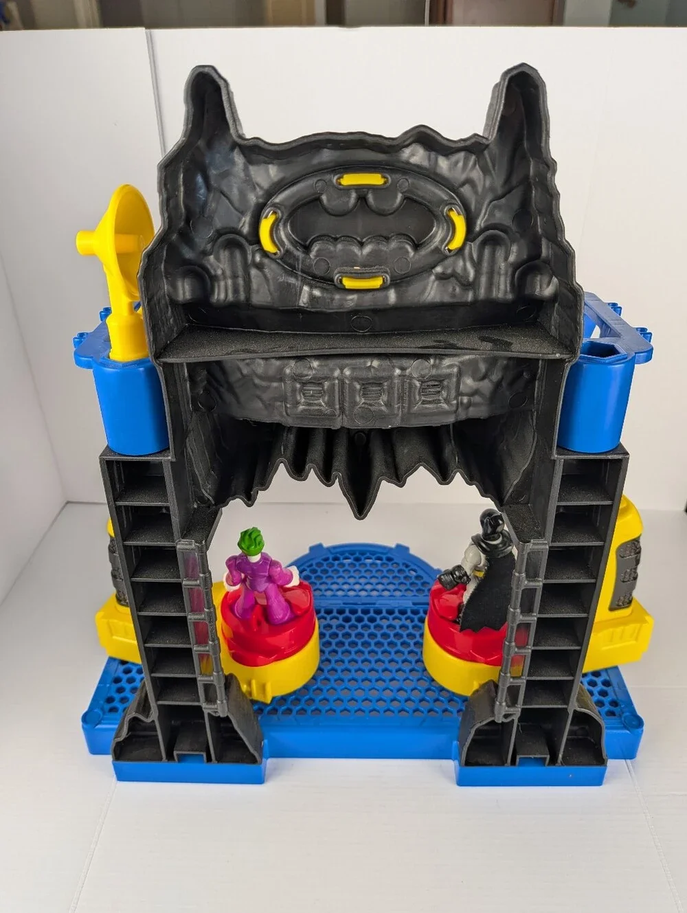 Fisher-Price Imaginext DC Super Friends Battle Batcave Model FKW12 + Characters